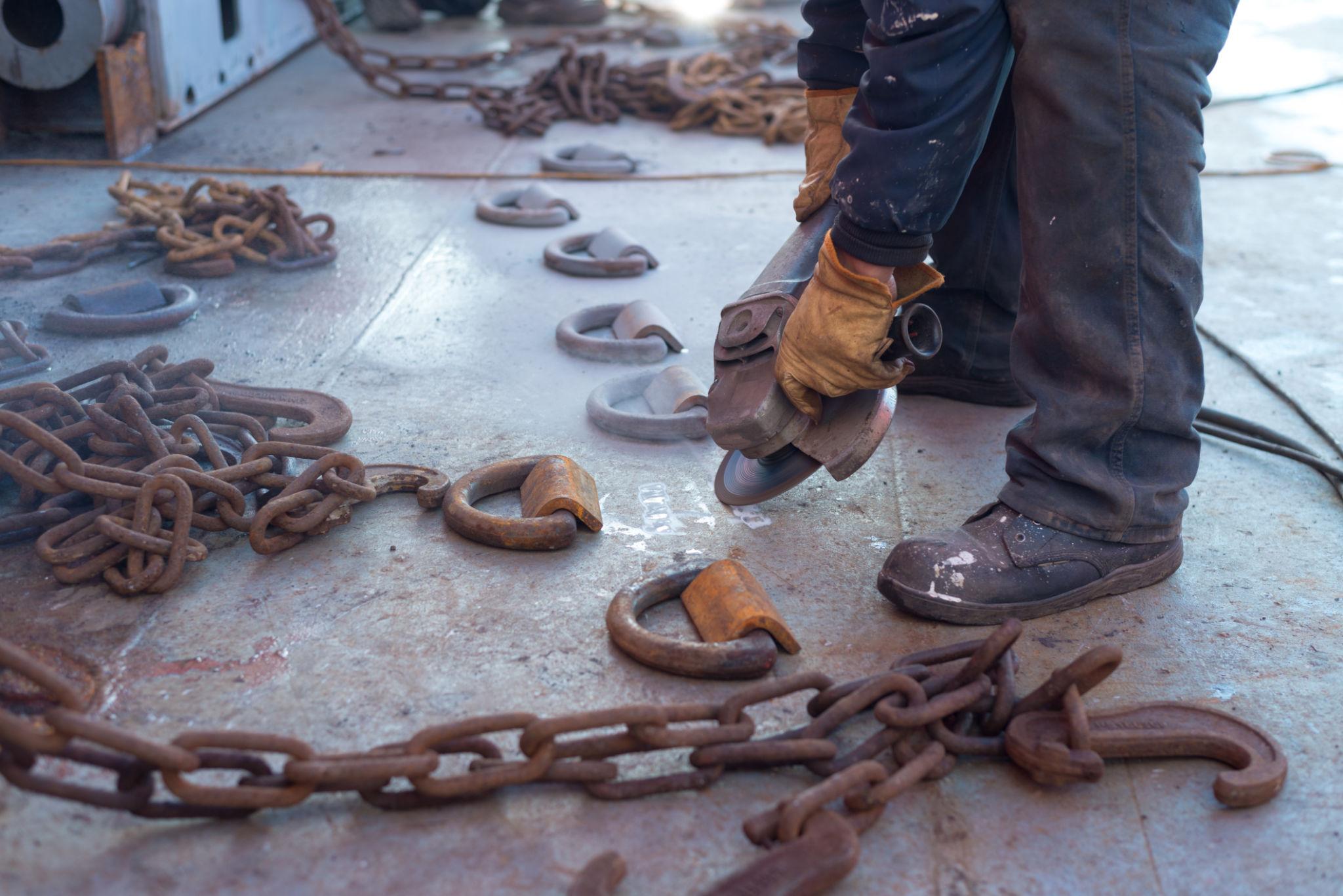 Konteyner içinde ahşap blokaj ve bağlama ekipmanlarıyla sabitlenen ağır yük