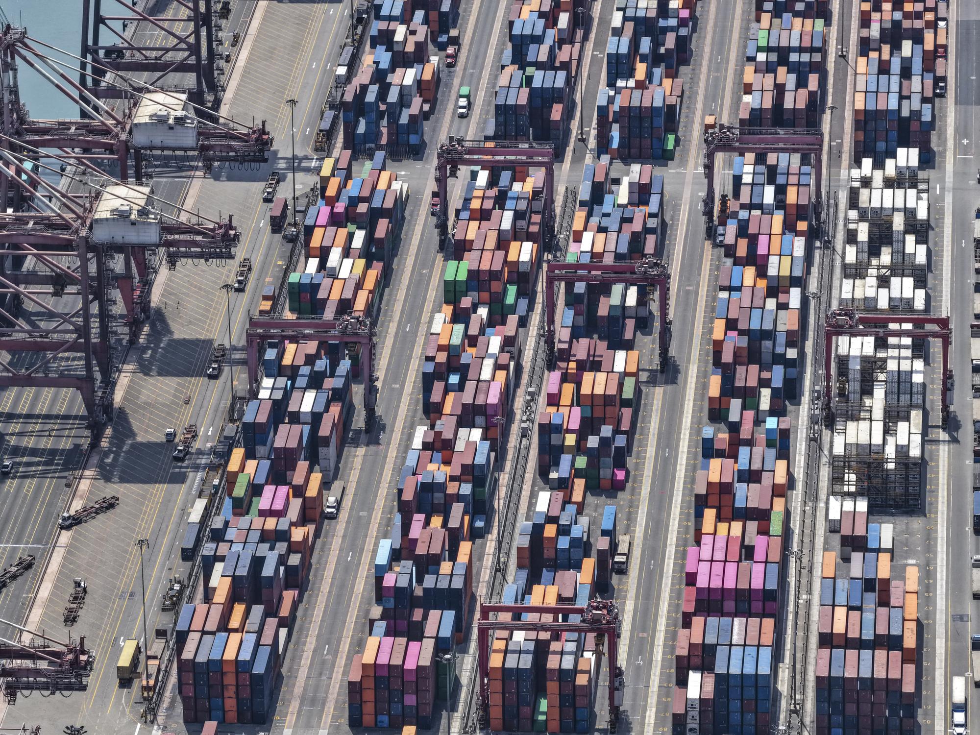 Havadan görülen yoğun liman sahası ve konteyner operasyon akışı