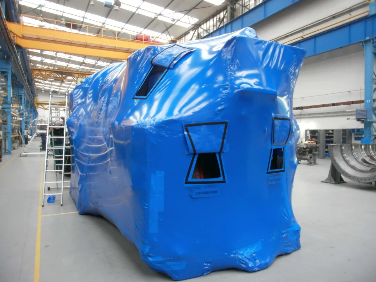 Shrink wrap ile kaplanmış endüstriyel yük ve koruma uygulaması