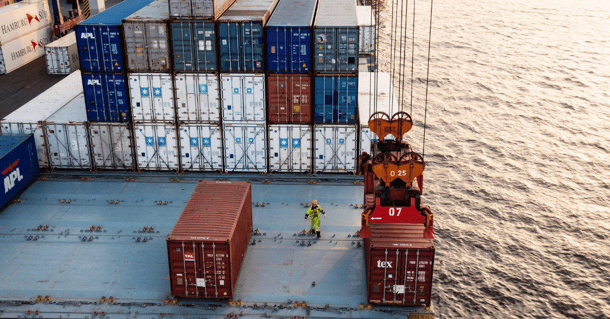 Gemi güvertesinde zincir ve gerdirme ekipmanlarıyla sabitlenmiş ağır proje kargo