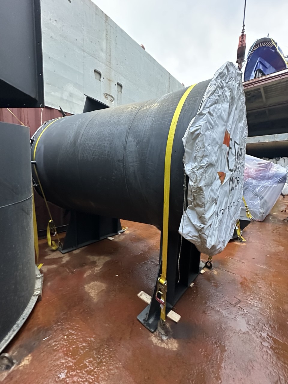 Beldeport limanında ağır ekipman yükleme