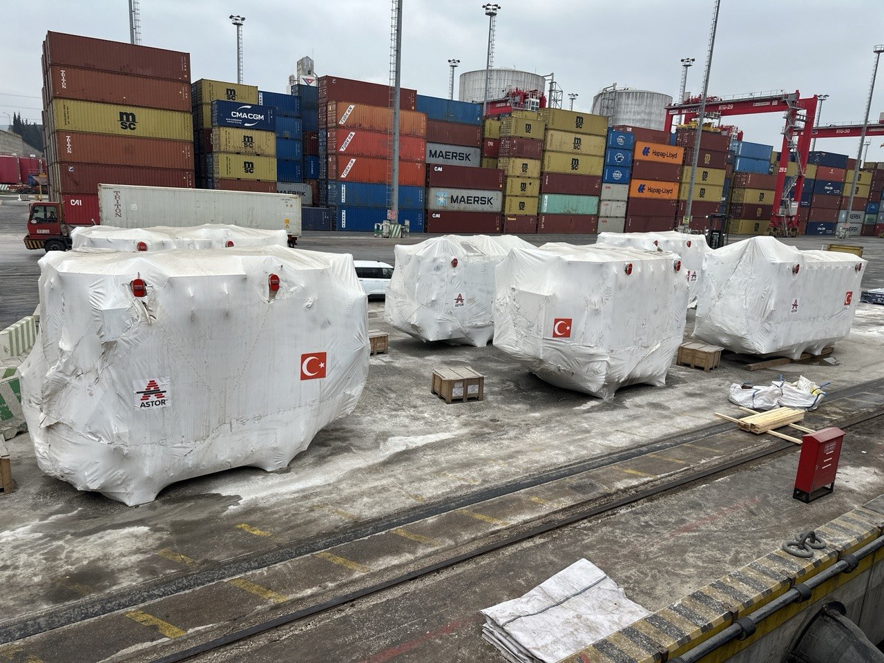 Gemlik limanında ağır trafo yükleme anı