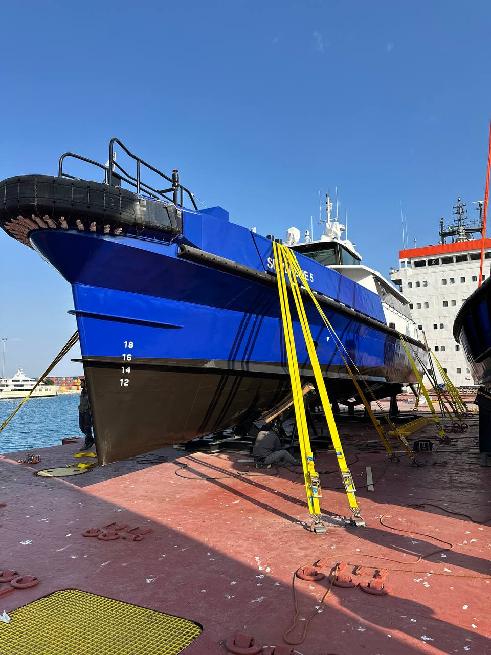 Antalya limanında yat lashing hazırlığı